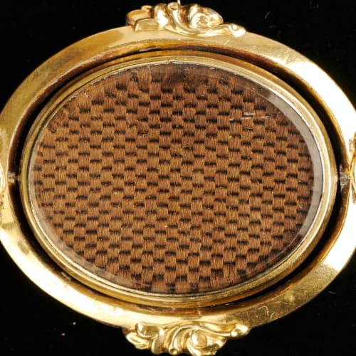 mourning brooch from the Grand period